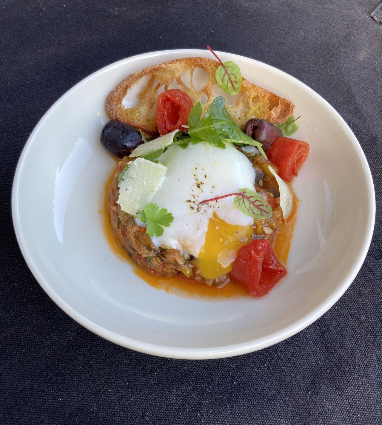 Caponata et œuf parfait. Un plat végétal typique méditerranéen où l'on retrouve toutes les saveurs du sud.