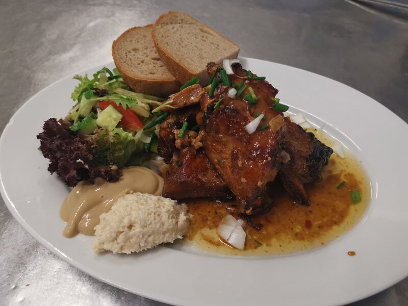 Pečená vepřová žebra s křenem a hořčicí