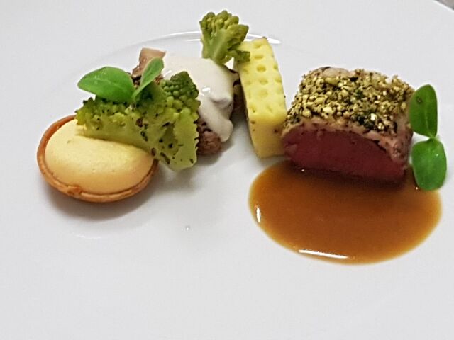 Filetto di manzo con panure di erbe fini e tartellette di fegato 