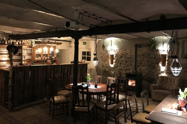 Im Gastraum befindet sich ein Kaminofen