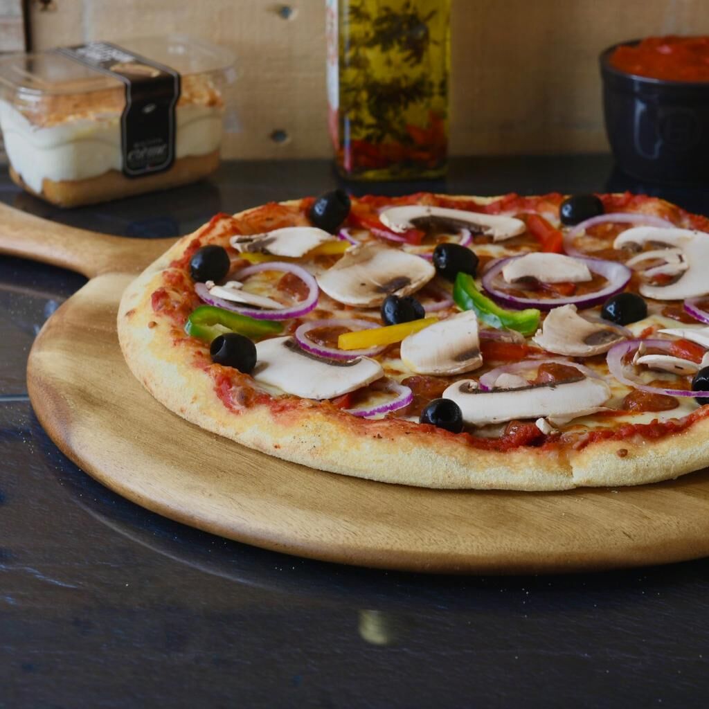 LA TEXAS : sauce tomate, mozzarella, merguez, champignons, poivrons, oignons, olives, origan.