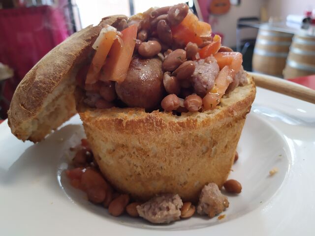 La zuppa de Nonna, fagioli e salsicce artigianale.La prepariamo al momento nel forno...come una volta 