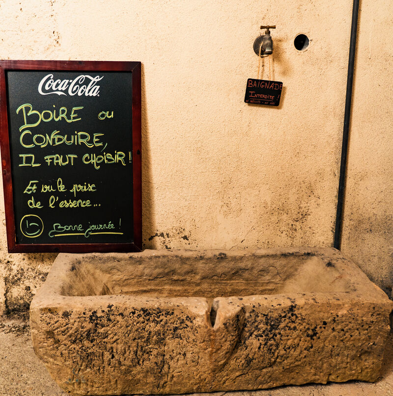 Notre bel abreuvoir en pierre, vedette de cette enseigne.