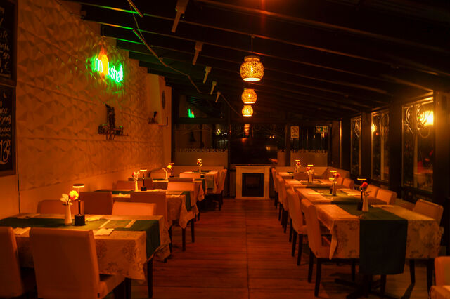 Eleganter Wintergarten am Abend