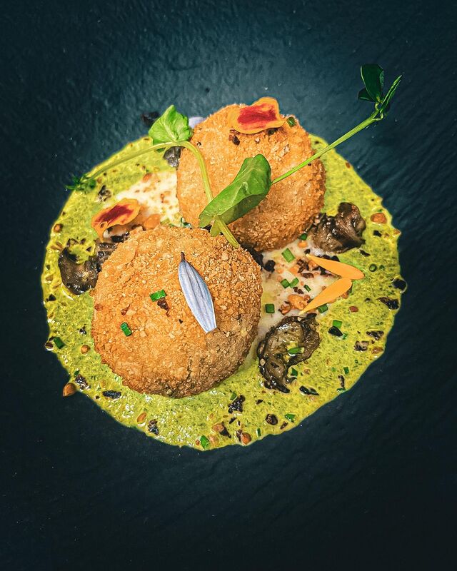 Cromesquis d'escargots, crème de petits pois et crispy de lard