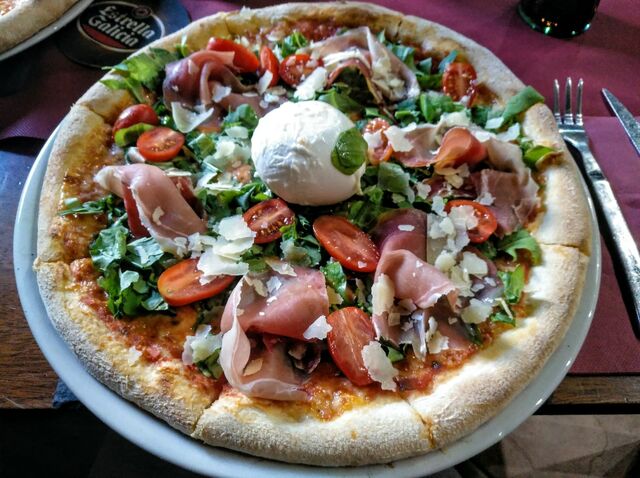 Pizza primavera con mozzarella di bufala