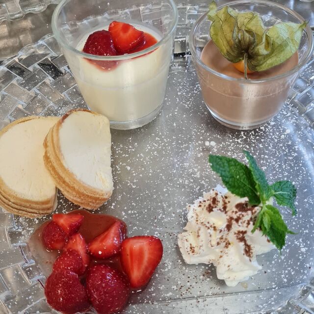 Panacotta, Schokomousse, Vanilleparfait, marinierte Erdbeeren