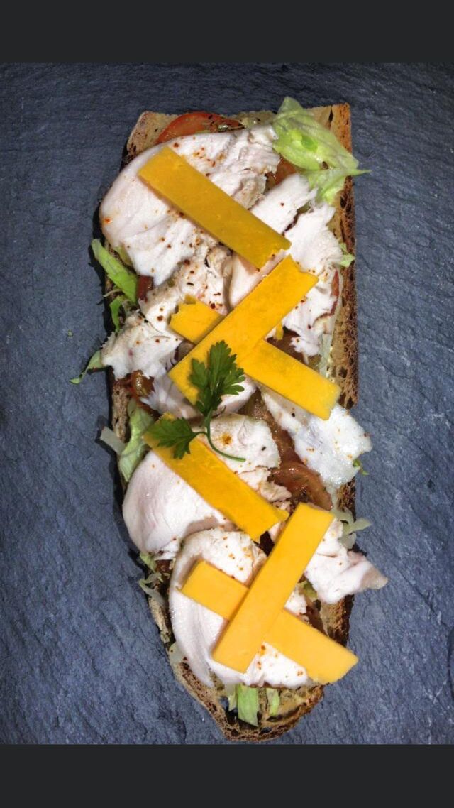 Tartine Poulet Cheddar tomates et romarin. 