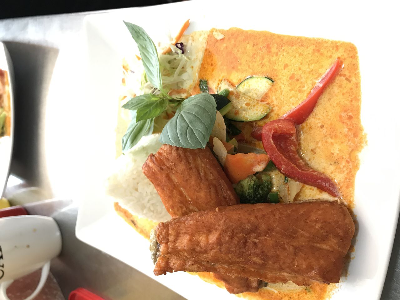 Lachsfilet in roter Curry-Sauce