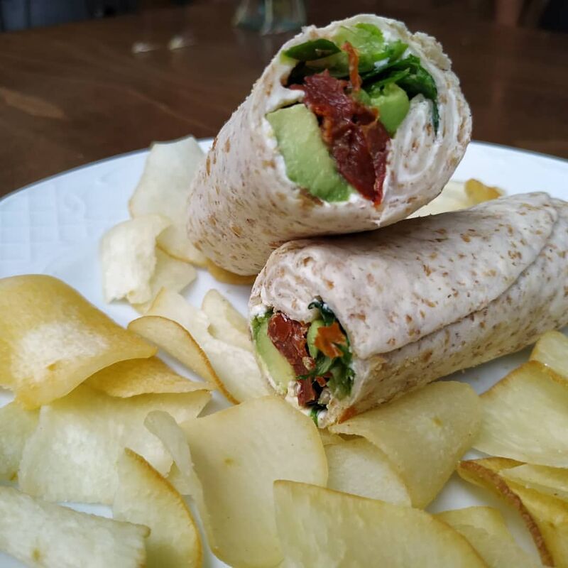 Wrap vegetariano. (Tortilla integral sin gluten Maxi, queso sin lactosa,canonigos, nueces, tomate natural deshidratado, aguacate