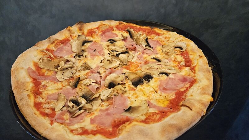 Pizza Prosciutto Funghi