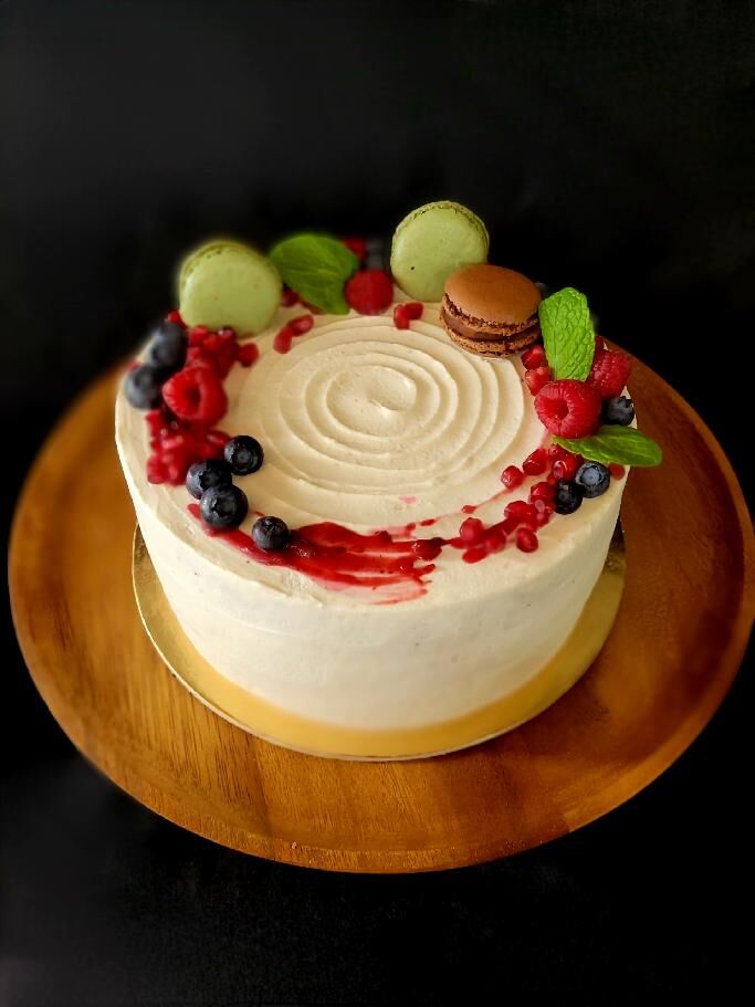 Makový dort s lesním ovocem