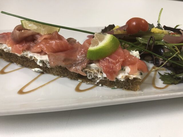 Bruschetta de saumon gravlax et crème d'aneth