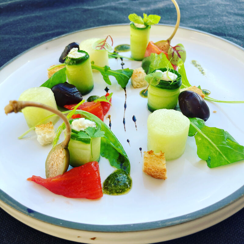 Un plat léger, fraîcheur d'été : concombre, brousse de brebis, melon, pistou de menthe et tomates confites.