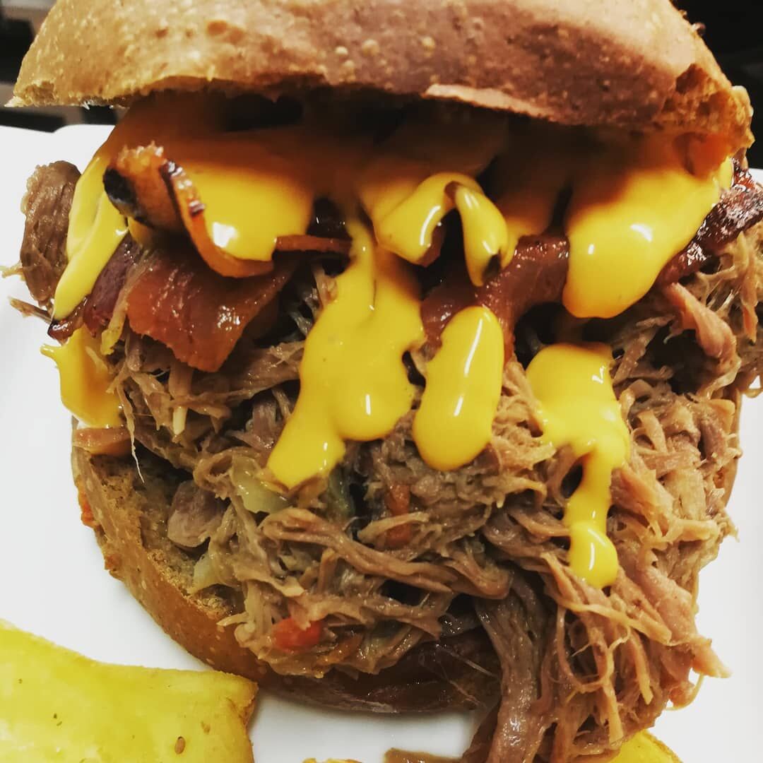 Lando 2.0 : sfilacciato di castrato cotto a bassissima temperatura con cipolla caramellata , cheddar e bacon croccantissimo!