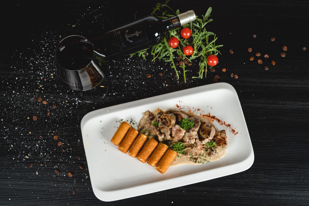 Flambirani svinjski medaljoni s pršutom i grožđicama