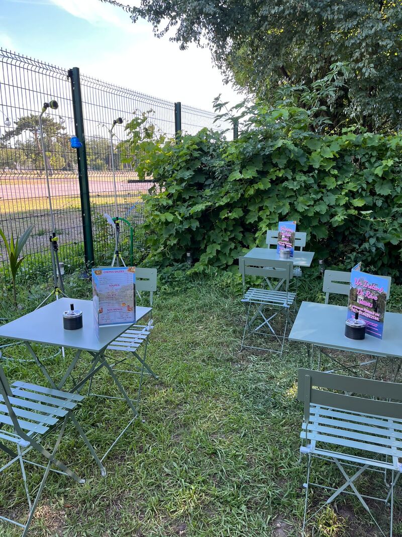 Une terrasse ombragée pour un moment calme pour déguster mets et boissons dans un cadre idyllique proposé par Un instant de Rêve