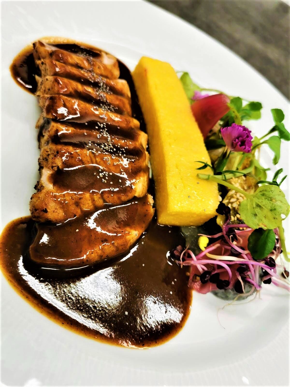 Le veau
Longe de veau Blonde d’Aquitaine origine France, rôtie
Jus réduit, petits légumes du moment
