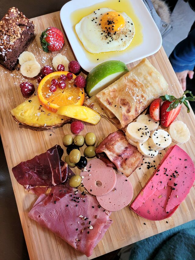 Petit déjeuner salé •
Bœuf séché, lardon, jambon suprême, cachir, gouda pesto rose, fruits frais et œuf sur le plat