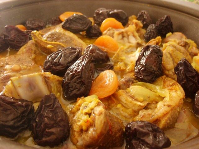 TAJINE D'AGNEAU AUX FRUITS SECS ET SA SEMOULE
