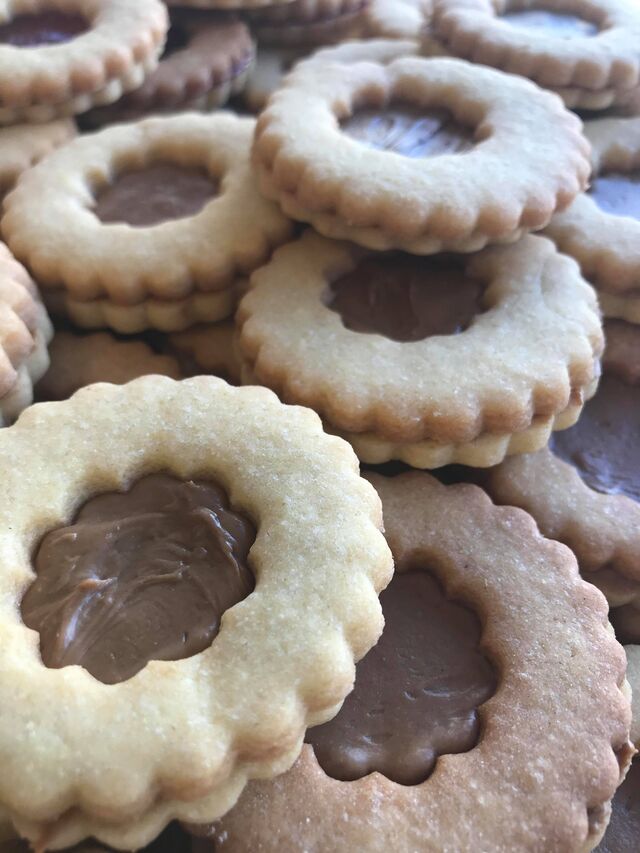 Mini sablés à la praline (possibilité de faire à la confiture de fraise, nutella, nature)
