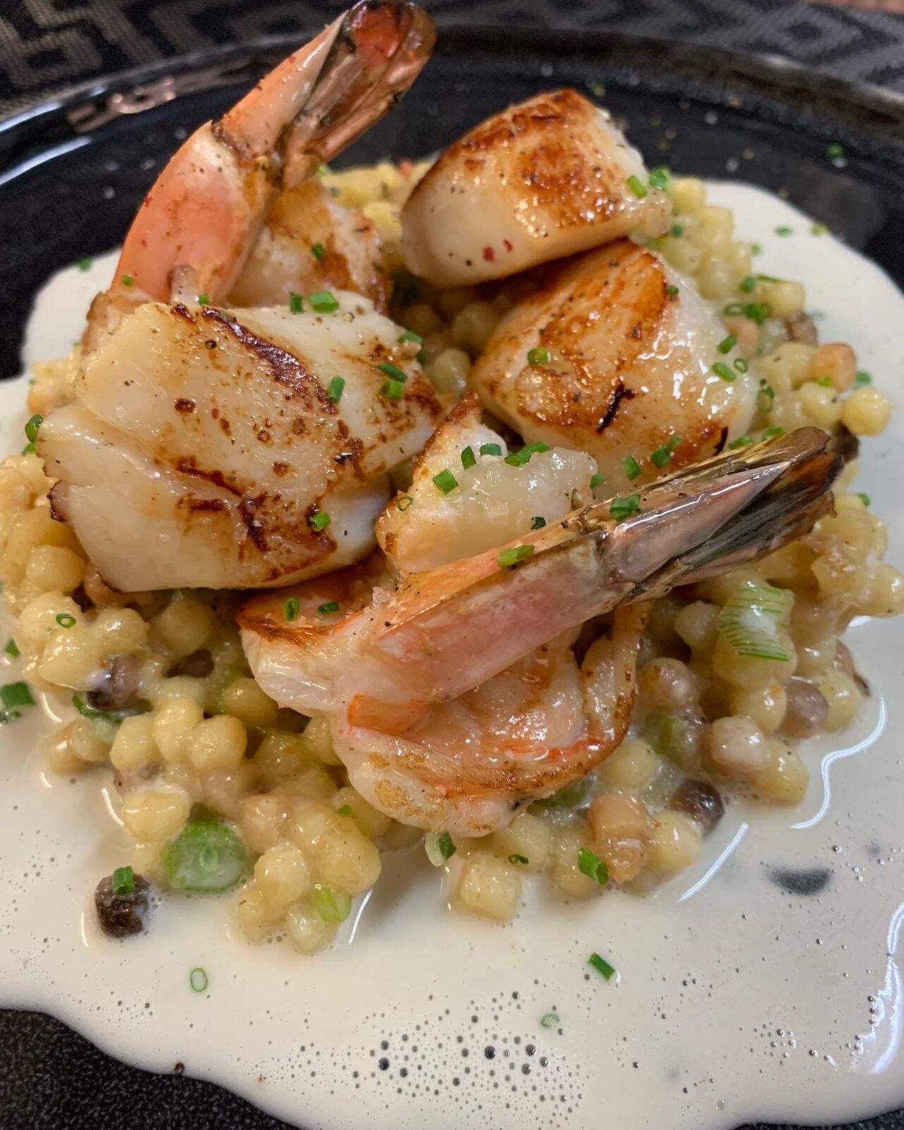 Le Duo de Gambas et de Saint Jacques à la Plancha, Sauce Yuzu et Frégola
