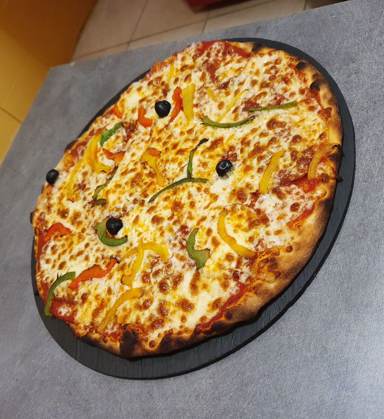 CHORIZO:
Base tomate, chorizo, mozzarella, poivrons, olives.