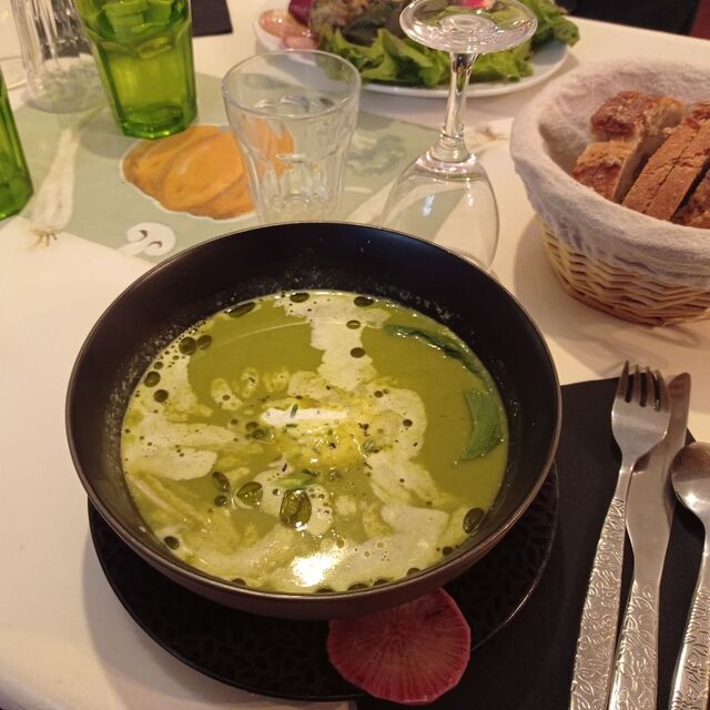 Velouté de petits pois au chèvre frais et ail d'ours