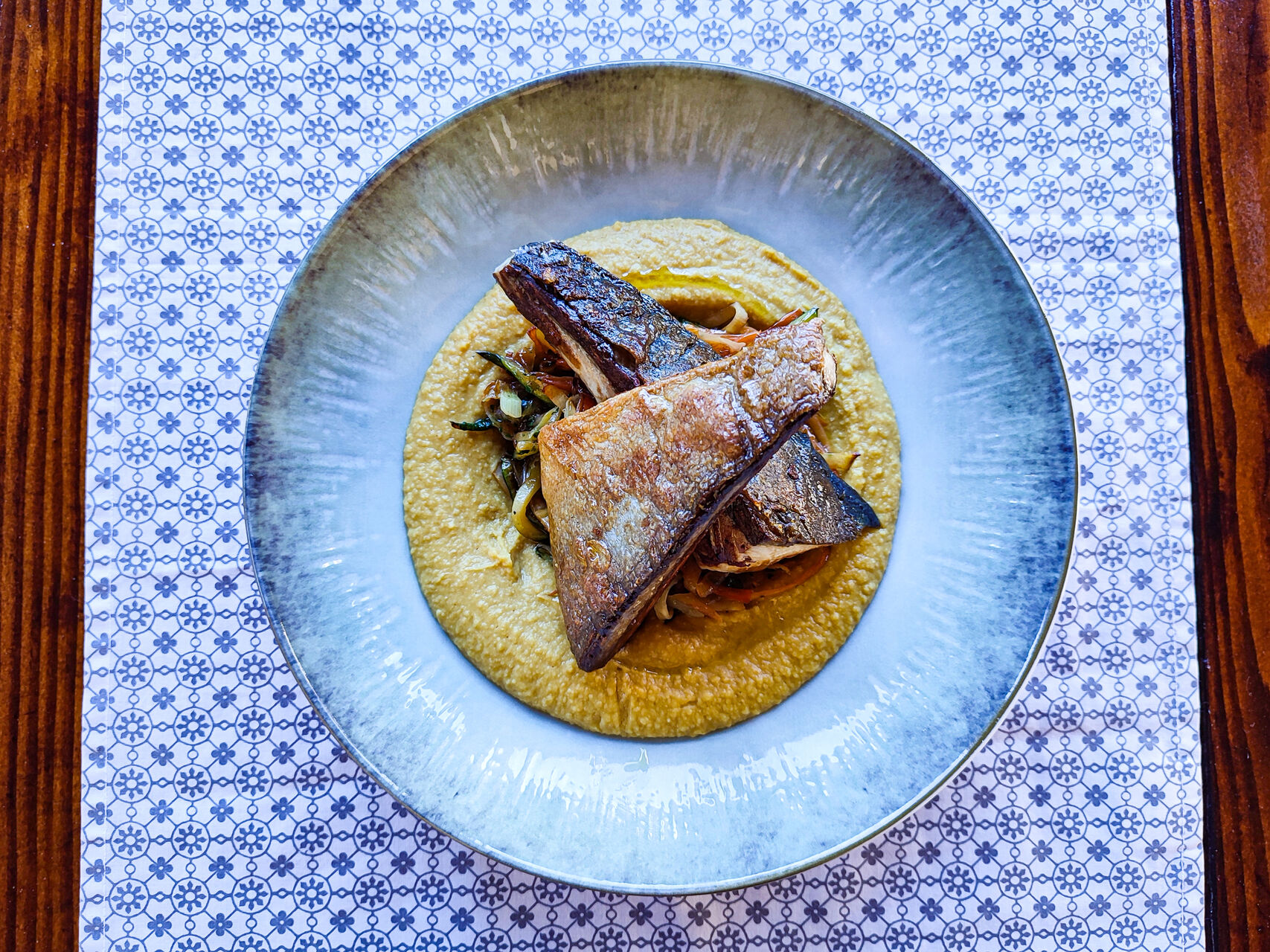 Fileti gofa na žaru sa kremom od slanutka i povrćem