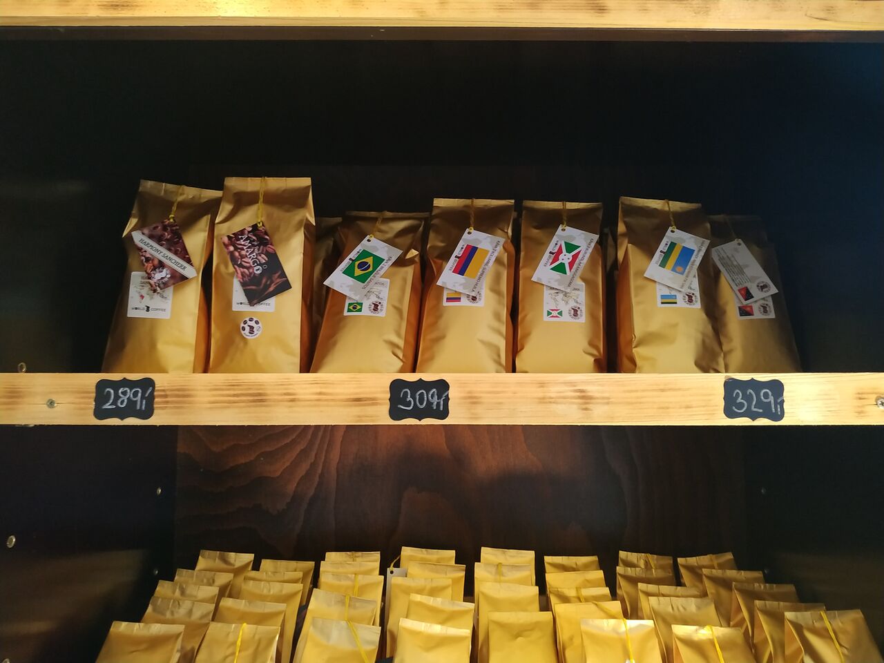 Kávu z nedaleké pražírny v Medlešicích u nás najdete v mnoha provedeních...malá, velká, zrnková i mletá..