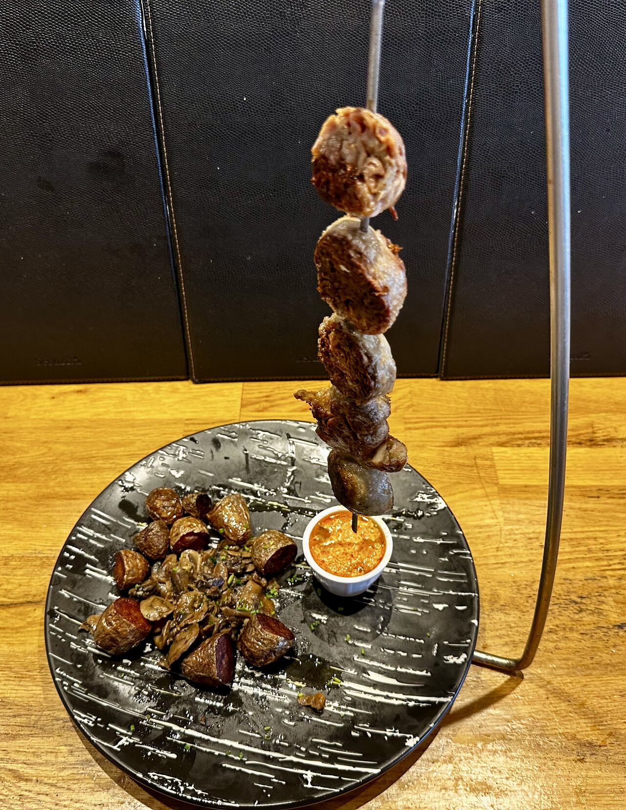 Brochette d’andouillette, sauce chorizo 