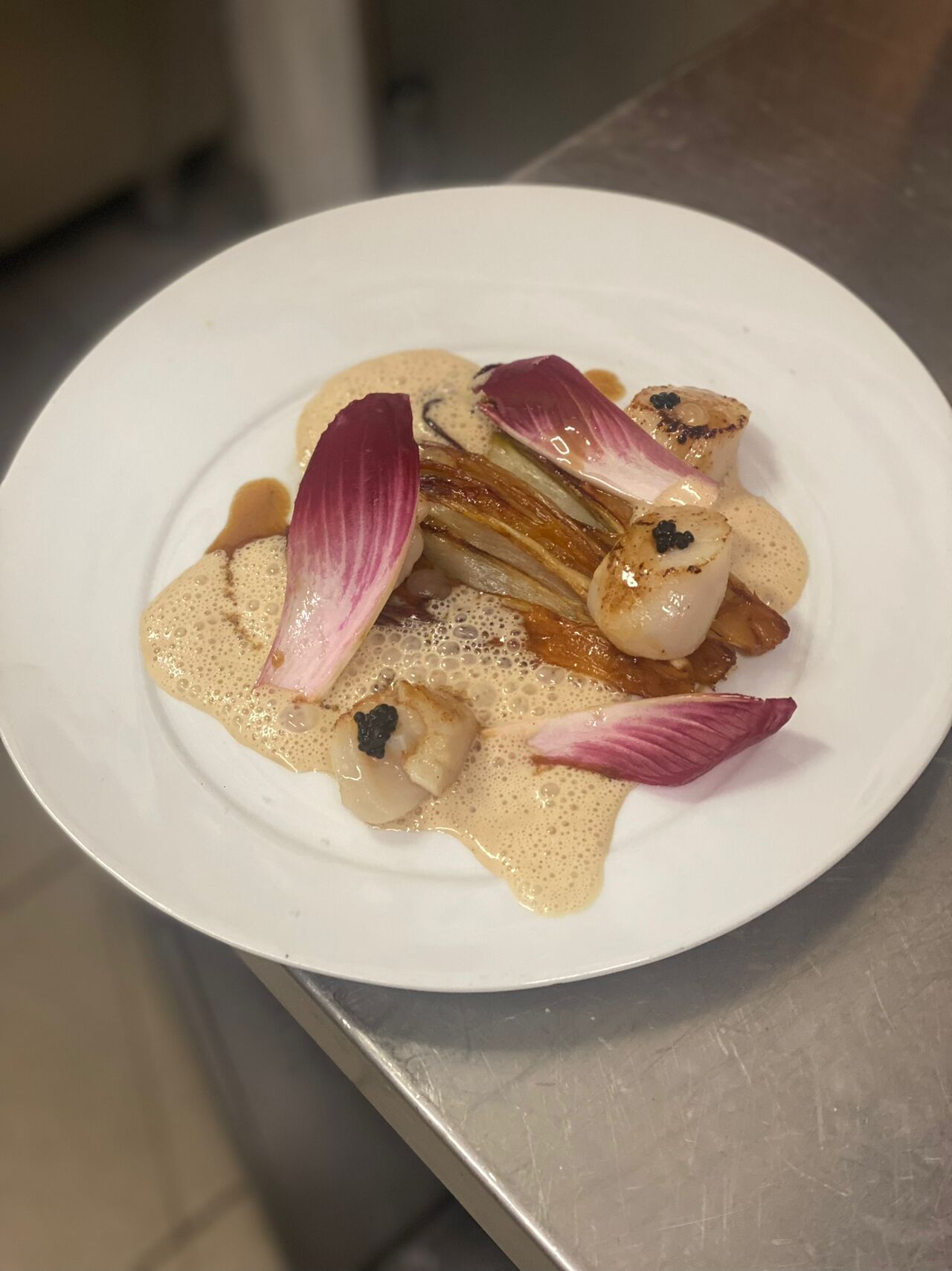Noix de Saint Jacques et endives cuites et caramélisées au jus d'orange