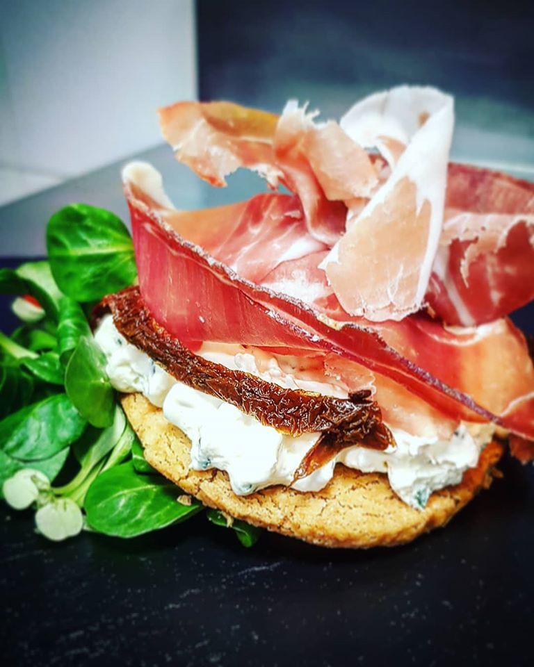 Cheesecake, sablé parmesan et rose de Parme