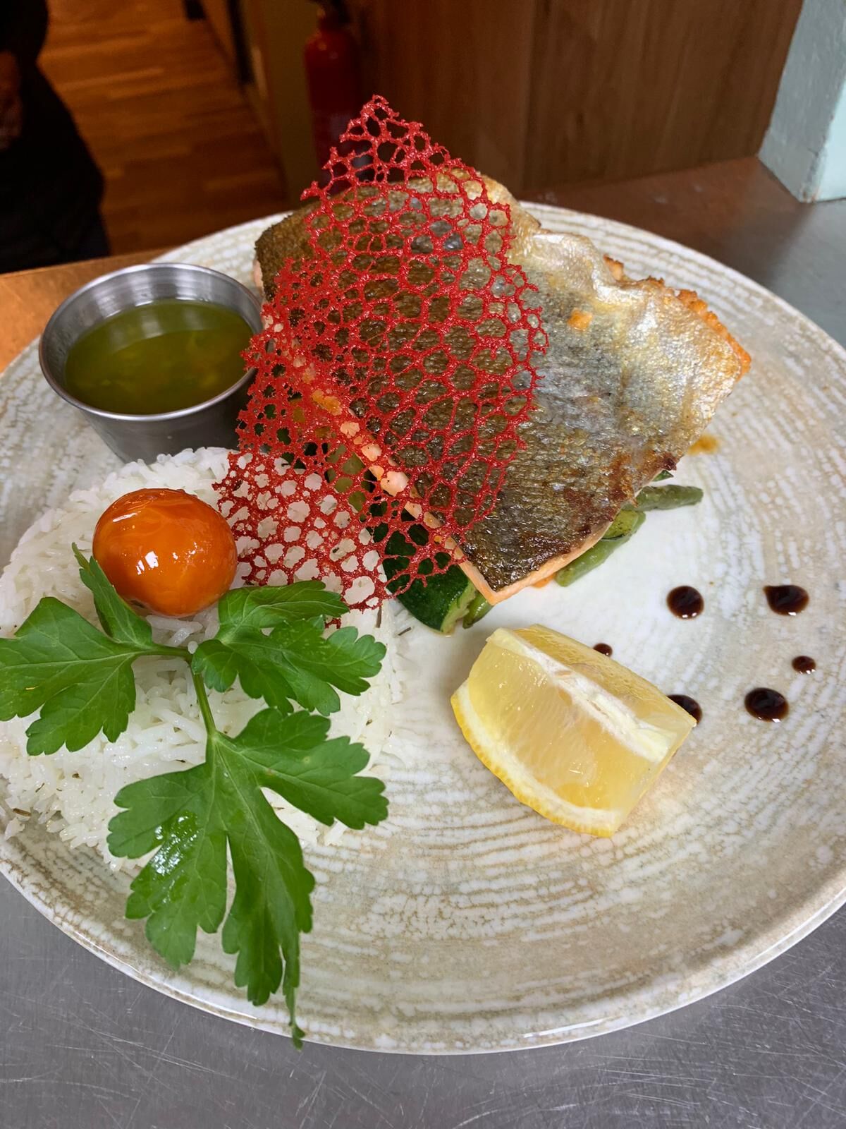 Filet de truite à la placha sur lit de légumes rôtis, et son riz léger, sauce vierge