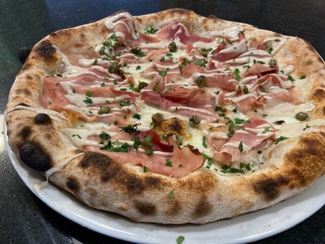 Pizza Tonnina: Mozzarella, Prosciutto, Crema di Tonnata, Kapern (12,50€)