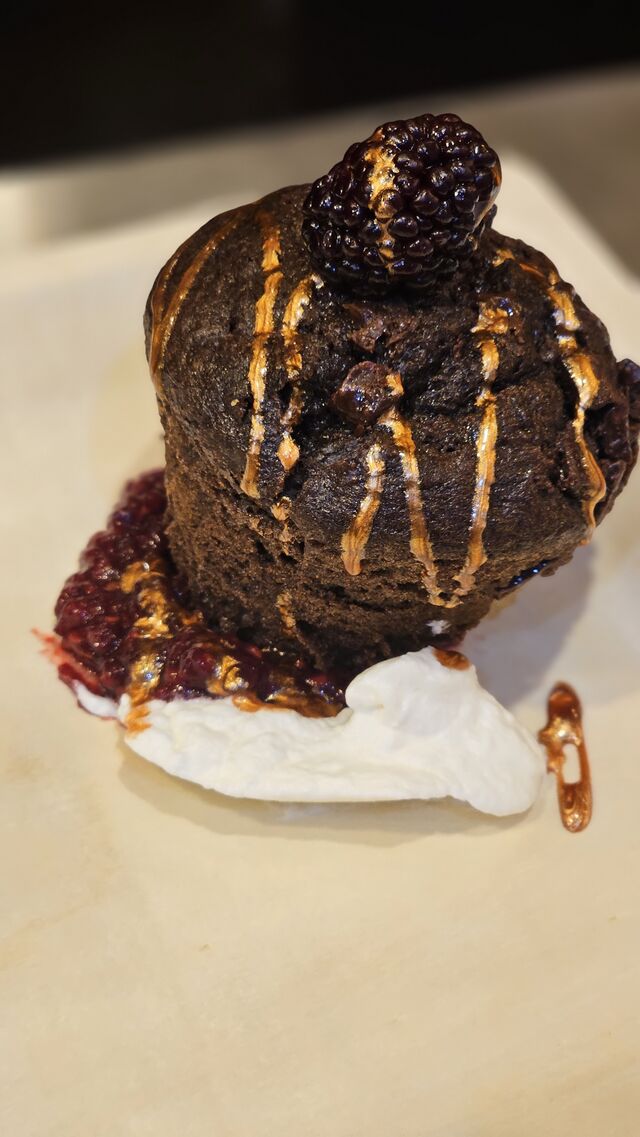 Muffin chocolat sur lit de framboise 