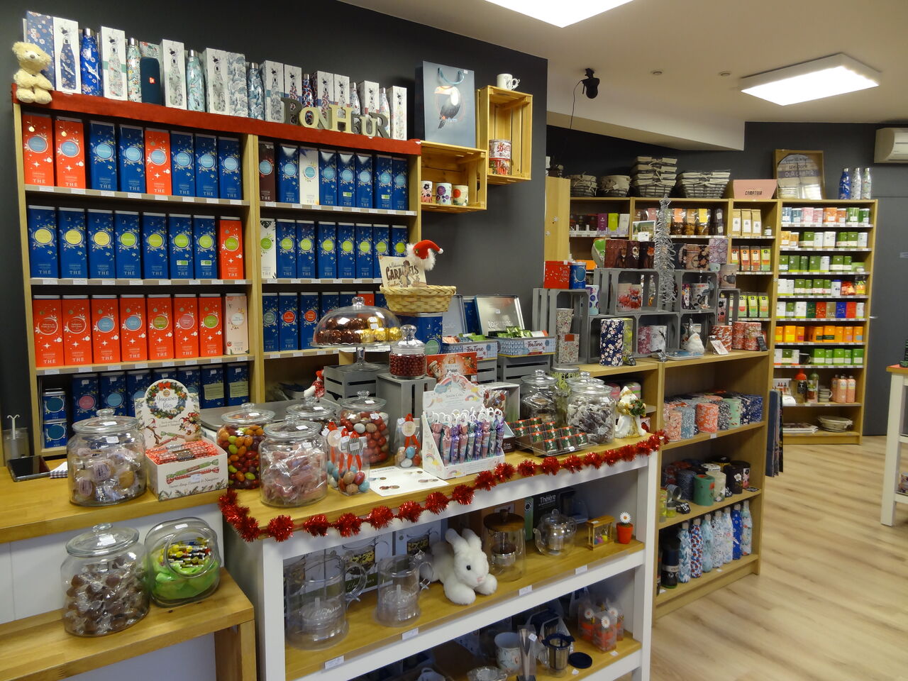 Des accessoires pour le thé et des gourmandises pour l'accompagner (chocolats, biscuits...)