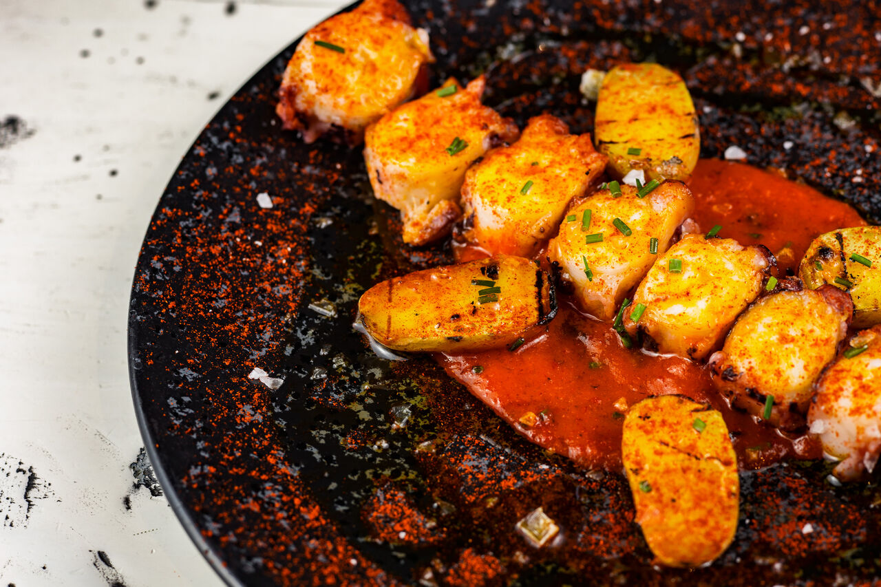 🐙 Pulpo brasa, salsa de piquillos caramelizados y patatas del terreno 🥔