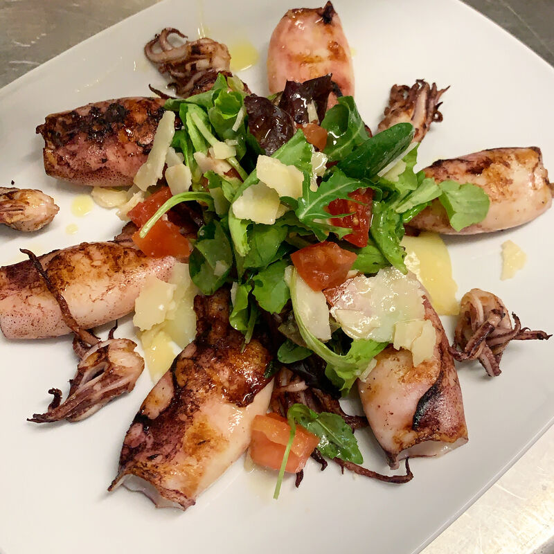 Calamars Grillés & Crème de Courgettes • Salade, tomates & parmigiano