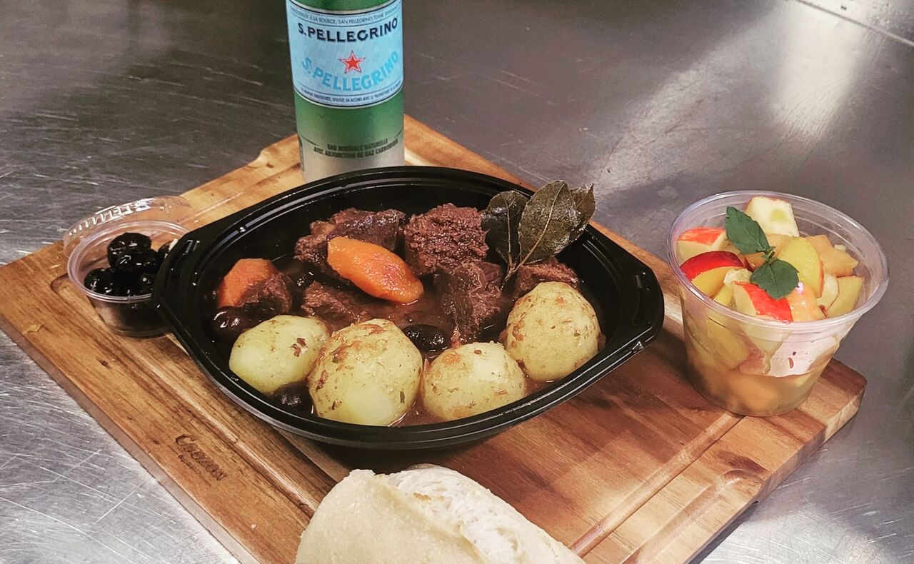Daube provençale et ses pommes de terre fondantes, salade de fruits frais et son sirop au rhum 