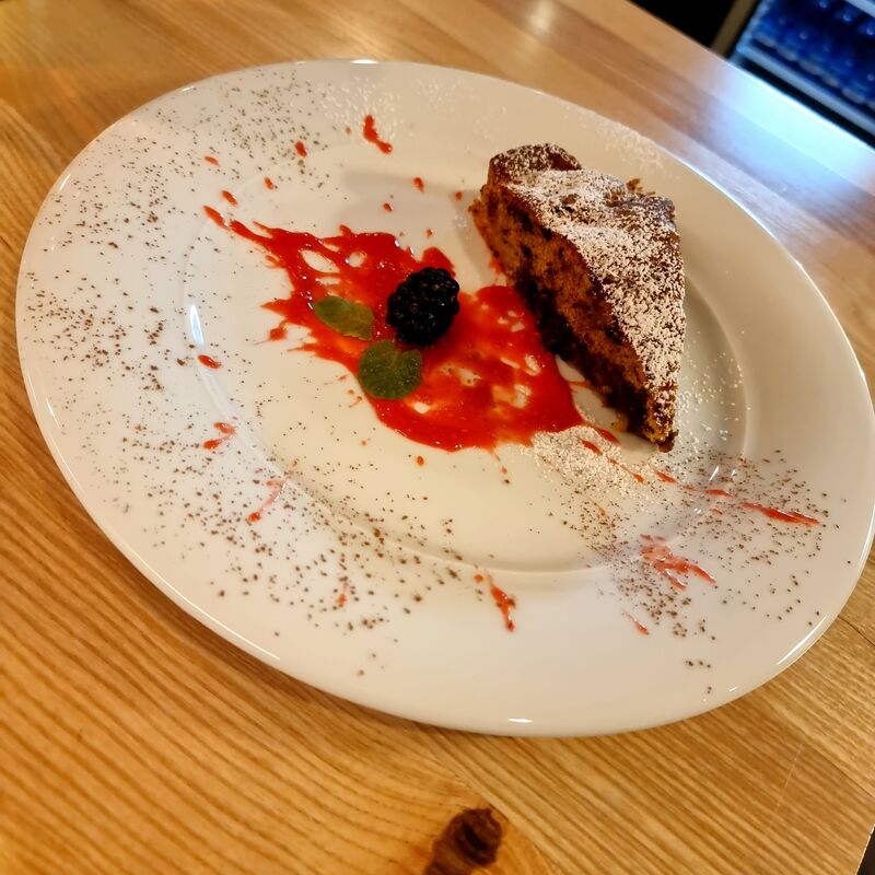 Torta di pere al cioccolato servita tiepida 