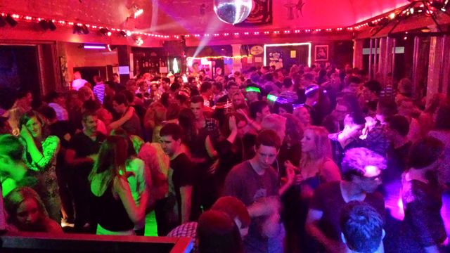 Die bekannten Ü Partys bis 500 Personen haben Spaß!