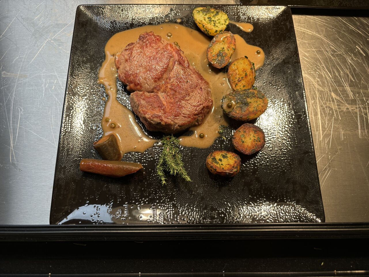 Noix d'entrecôte Angus, fraiche, sauce poivre vert