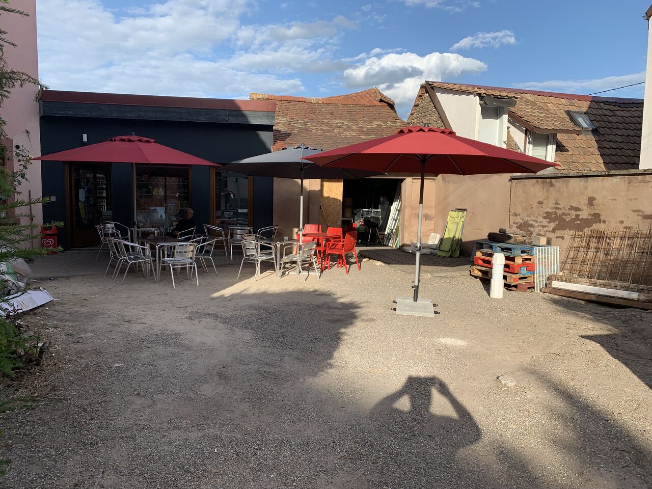 Terrasse actuellement en travaux, mais opérationnelle.