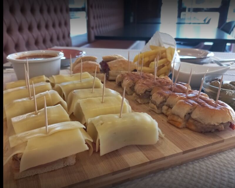 Tabua de Tapas (francesinha cachorro s/pescoço e prego em pão a casa)