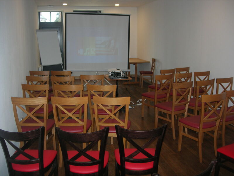 Salle de séminaire ou pour repas de familles pouvant accueillir jusqu'à 30 personnes maxi