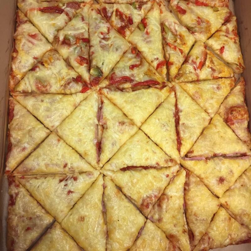 plaque a pizza pour l'apéritif , une soirée d'anniversaire ... découper en 48 morceaux