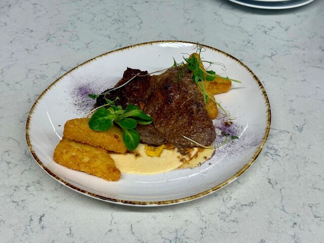 HLAVNÉ JEDLO: Štavnatý Rib Eye steak s čedarovou omáčkou a zemiakovými rösti