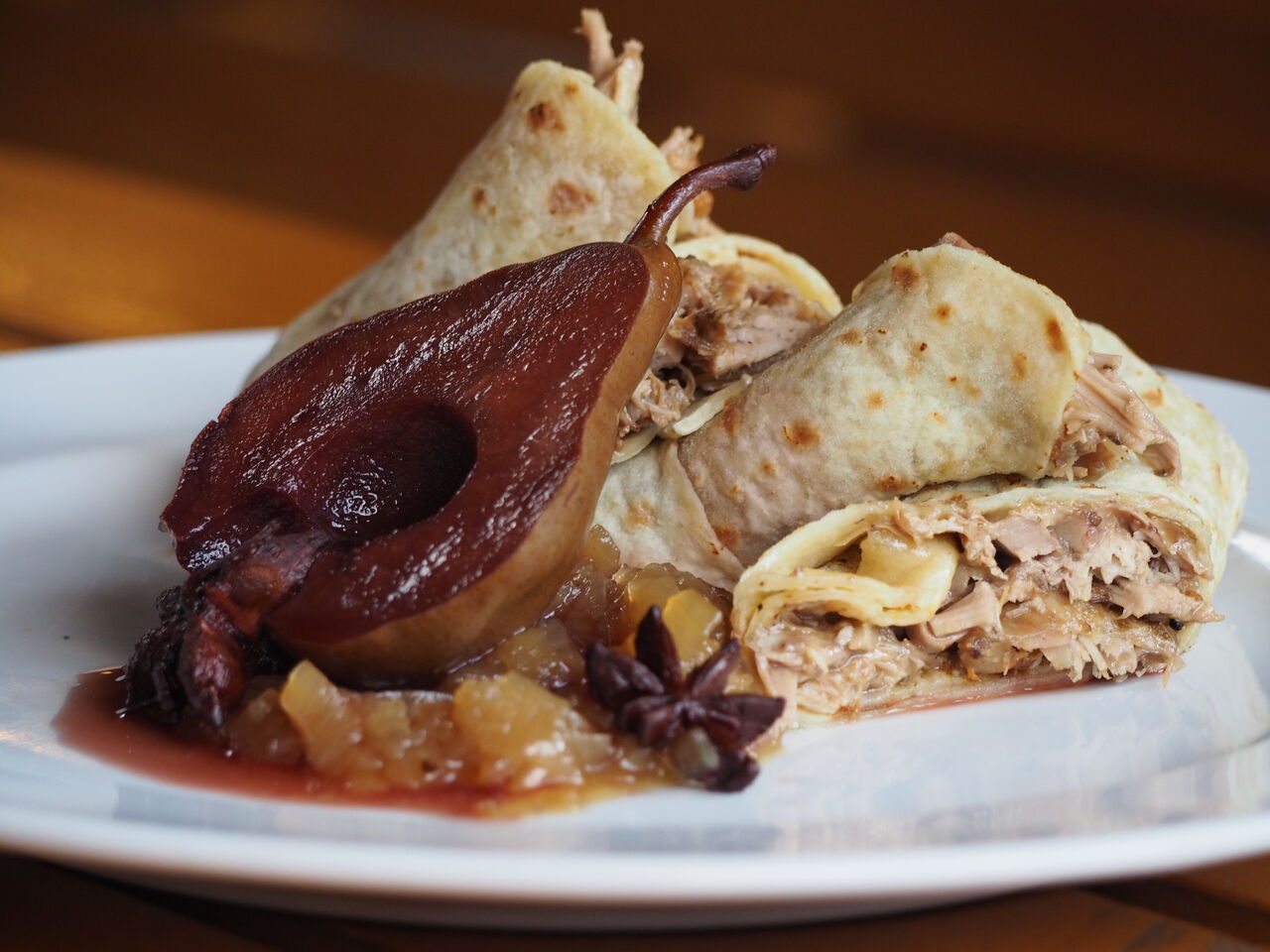 Trhaná kachna v bramborové lokši a pošírovaná hruška v portském víně