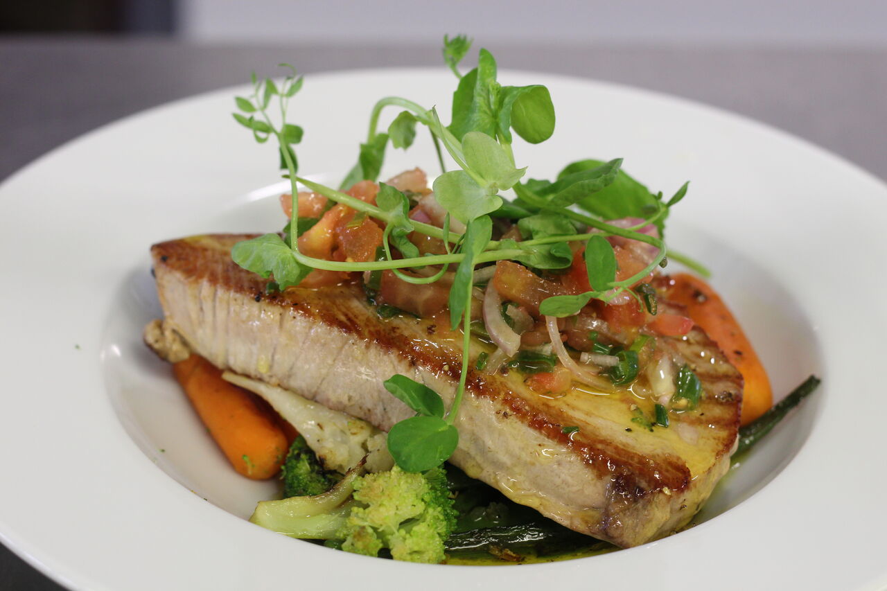 Tranche de Thon Frais à la Plancha, Sauce Vierge